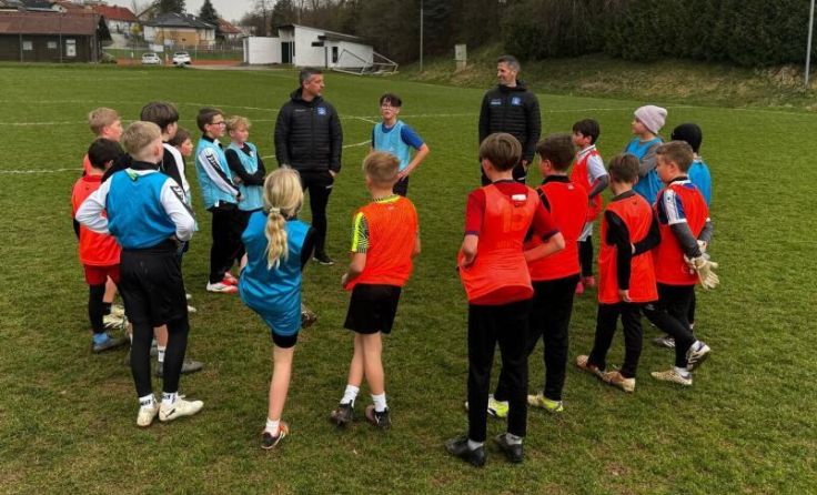 Prominenter Besuch beim Nachwuchstraining in Wolfern. (Foto: privat)