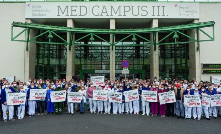 Auch vor dem Med Campus III kamen die Mitarbeiter zusammen. (Foto: Ärztekammer OÖ)