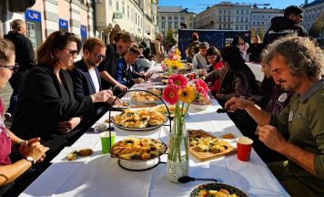 Nimm Platz: Aktion zum Langen Tag der Flucht am Linzer Hauptplatz