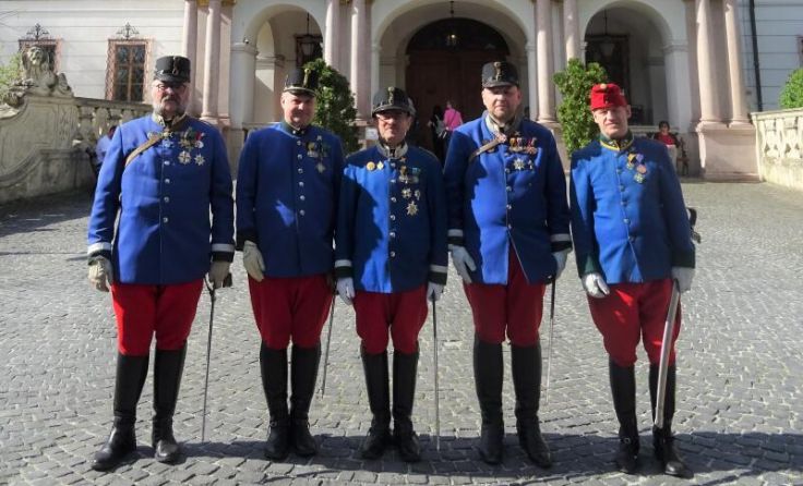 Die Welser Abordnung präsentiert sich vor Schloss Gödöllö. (Foto: Dragoner)