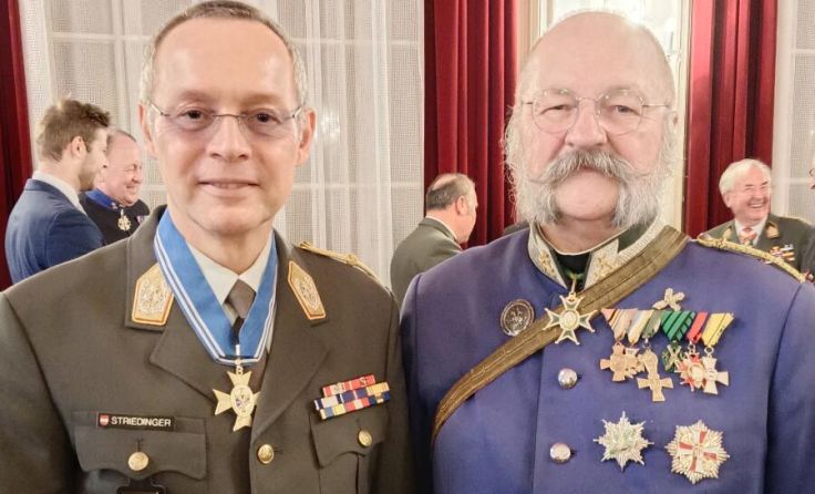 Oberst Weickinger gratulierte General Striedinger zur Auszeichnung. (Foto: Bund ehem 4er Dragoner)
