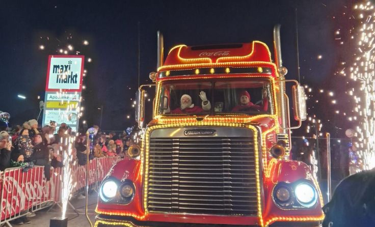 Die Einfahrt des Coca-Cola Weihnachtstruck war das Highlight. (Foto: Kesch | Olivia Doschak)
