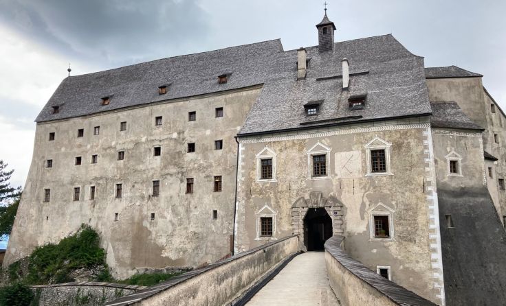 Die 1000 Jahre alte Burg Altpernstein ist über eine Brücke erreichbar. Foto: Winter