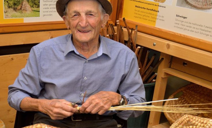 Der 89-Jährige Karl Weinzinger führte den Gästen die Kunst des Strohsimperl-Flechtens vor Augen.