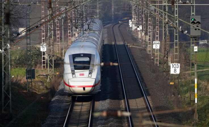 ICE fährt bei Bahnhof vorbei. (Foto:Deutsche Bahn)