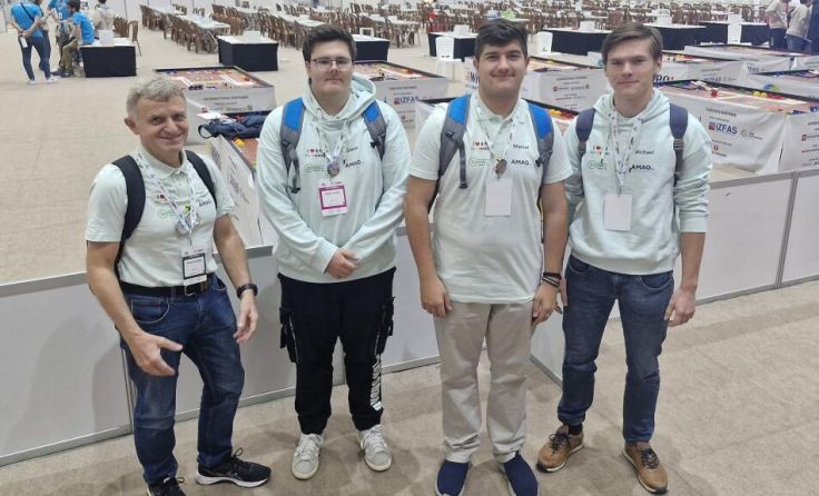 V.l.: Franz Enhuber (Betreuer) mit Vendel, Modl und Nolden beim Weltfinale in Izmir (Foto: Techno-Z)