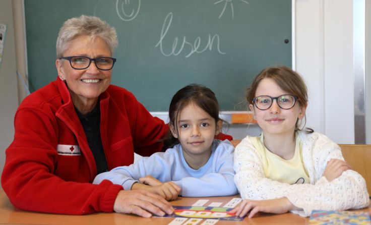 Lesecoachin Silvia Wenzelhuemer freut sich, für Kinder da sein zu können. (Foto: OÖRK Eferding)