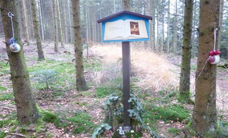 Bibelstation im Weihnachtsschmuck
