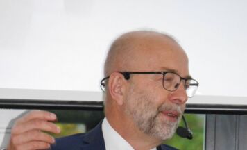 Schüler der HLW Steyr genießen den freien Tag, Lehrer drücken die Schulbank