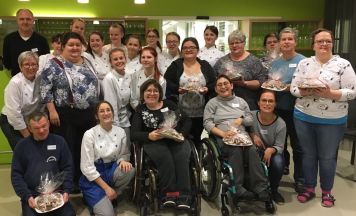 Gemeinsames Tun verbindet – Menschen mit und ohne Beeinträchtigung backen gemeinsam Kekse