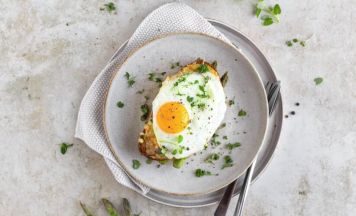 Croque Madame mit Spargel