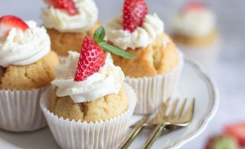 Weiße Schokolade-Cupcakes mit Erdbeeren
