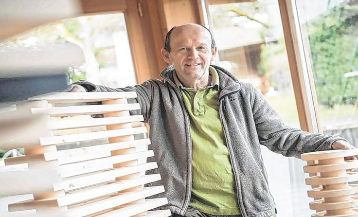 Norbert Haberl mit dem „Zirbler“. Foto: Foto: zirbler/ Werke aus Holz/ Norbert Haberl 