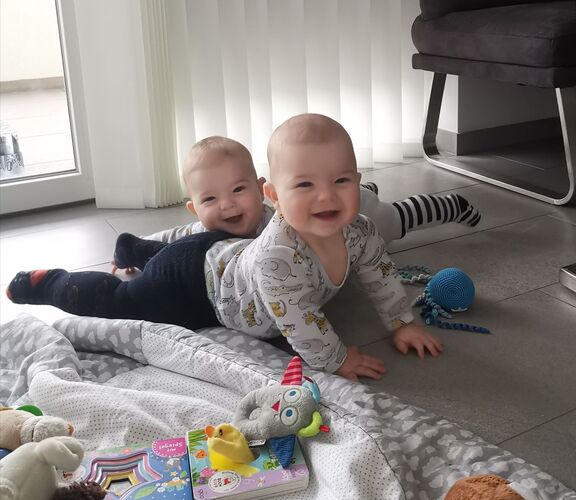 Das süßeste Babyfoto - David & Alexander  aus Amstetten