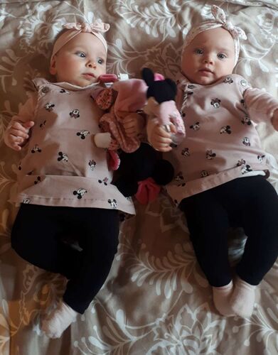 Das süßeste Babyfoto - Nora und Miriam  aus Eferding