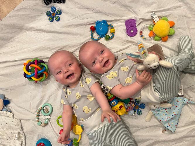 Das süßeste Babyfoto - Liam & Henry aus Wels