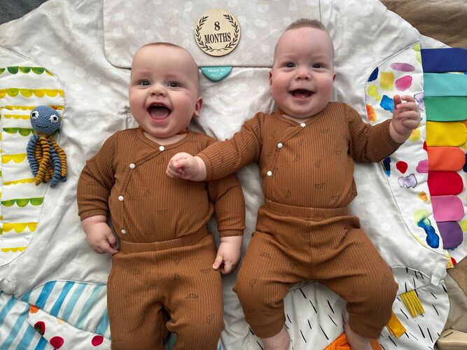 Das süßeste Babyfoto -  Lion und Xaver aus Wels