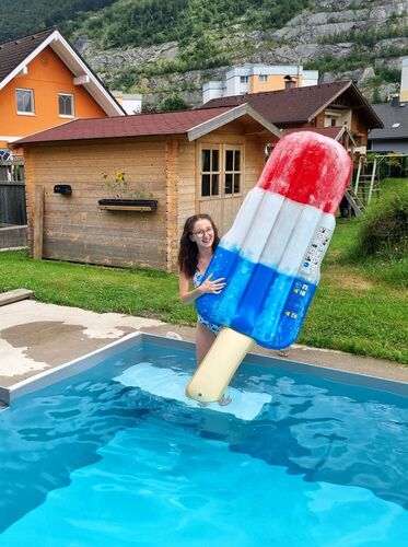 Cool am Pool - Denise aus Gmunden