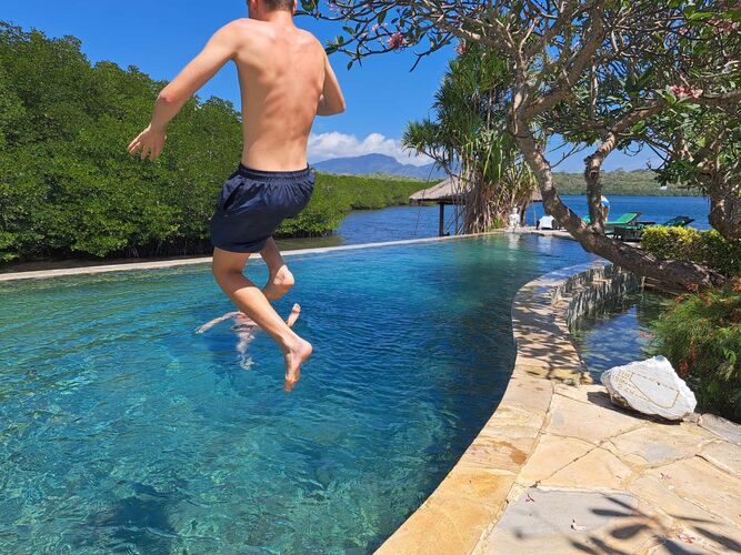 Cool am Pool - Elke aus Amstetten