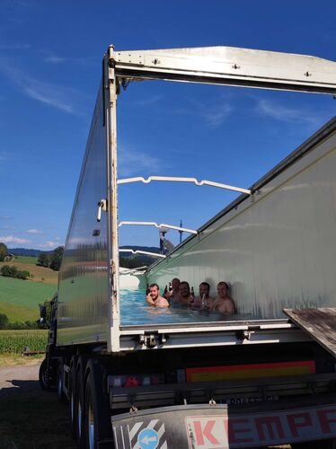 Cool am Pool - Birgit aus Urfahr-Umgebung