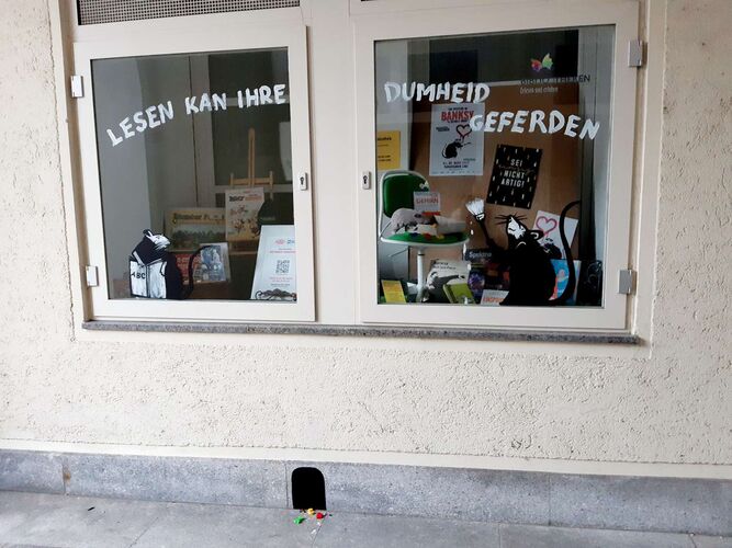 Banksy Schaufenster-Kreativwettbewerb - Öffentliche Bibliothek der Evangelischen Pfarrgemeinde Kirchdorf aus Kirchdorf