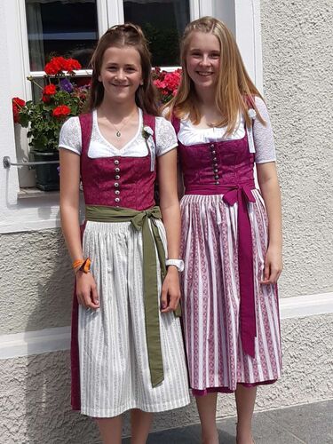 Trachtenvoting - Corinna mit Cousine Julia aus Vöcklabruck