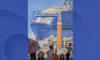 Versteigerung:Gemälde von: GERHARD HADERER: Venedig-Touristen, Zeichnung auf Acryltusche, 29 x 22 cm