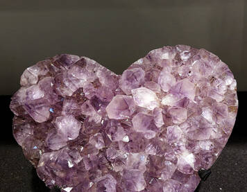 Amethyst-Herz in AA-Qualität auf schwarzem Metallständer