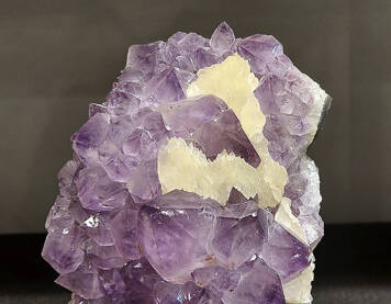 Amethyst in A-Qualität (EX) auf schwarzem Metallständer