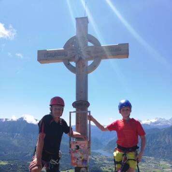 Hubert mit Enkel David 10 Jahre Leadership Klettersteig aus Linz