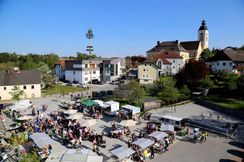 Fotocredit: Genussmarkt: Josef Leibetseder, Drohne: Karl Neißl, Erntekrone: Landjugend NWK, Babyfahne und Kripperl: Marktgemeindeamt NWK