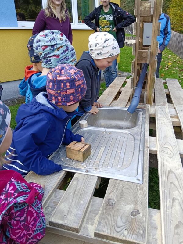 Gemeinsam angepackt für eine neue Matschküche im Kindergarten