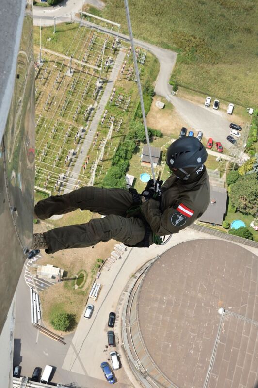 Cobra-Einheit trainierte am 183 Meter hohen Kraftwerks-Kamin