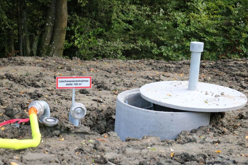 Feuerwehren befüllen neue Löschwasserbehälter