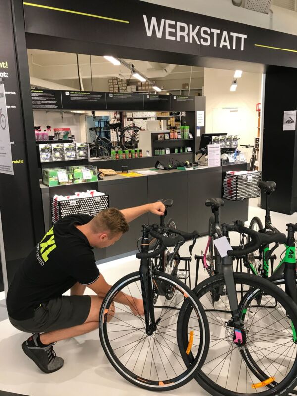 XXL Sports & Outdoor Fahrradmechaniker für die XXL Werkstatt in