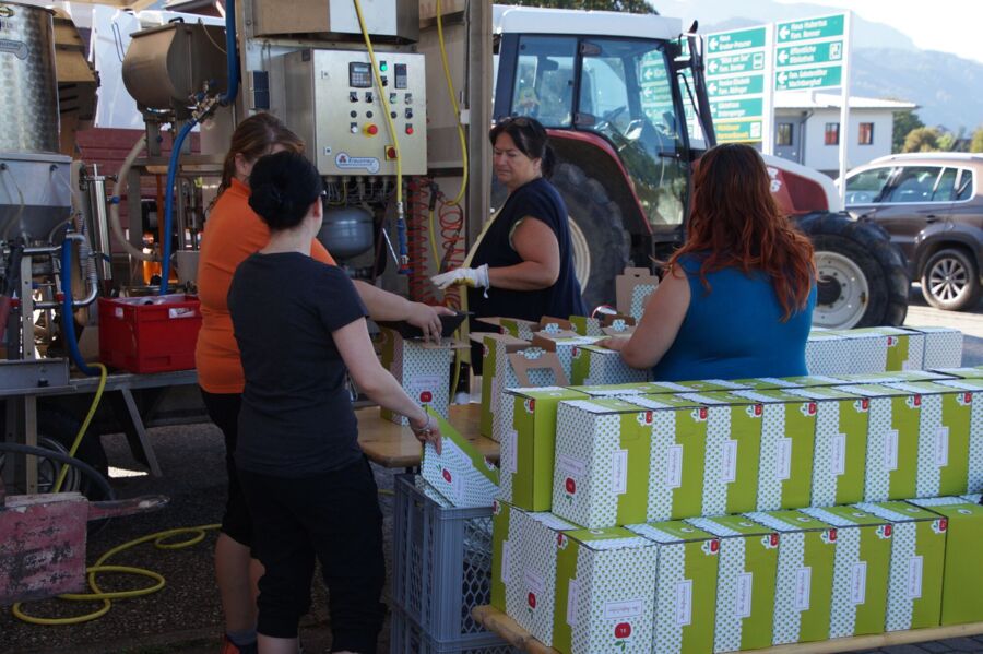 Die mobile Obstpresse unterwegs im Naturpark Attersee-Traunsee