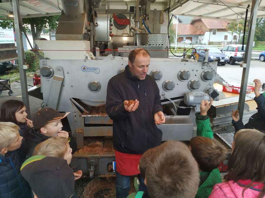 Die mobile Obstpresse unterwegs im Naturpark Attersee-Traunsee