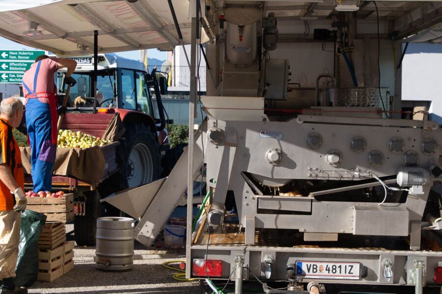 Die mobile Obstpresse unterwegs im Naturpark Attersee-Traunsee