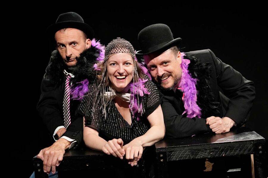 EINSAM. ZWEISAM. DREISAM