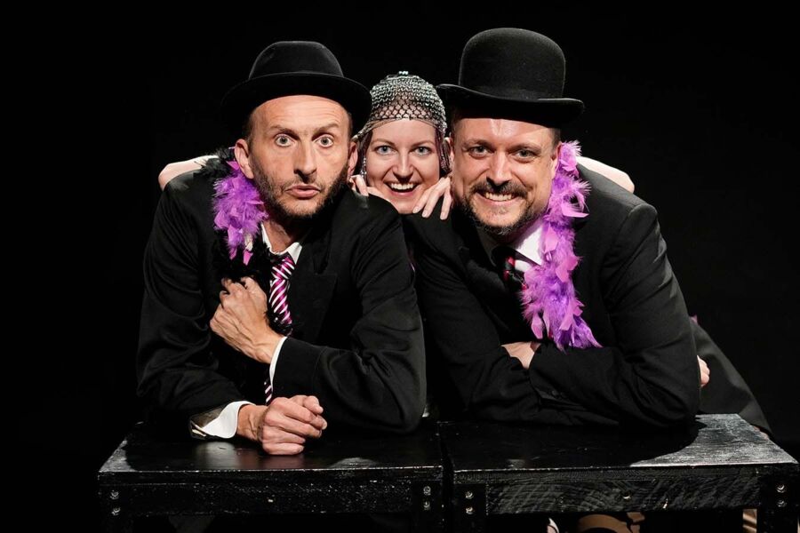 EINSAM. ZWEISAM. DREISAM.