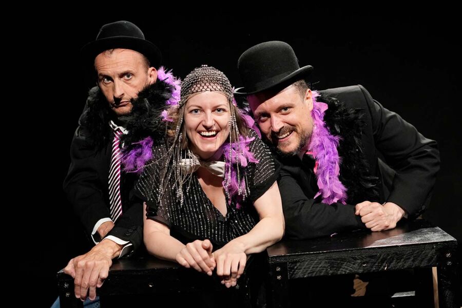 EINSAM. ZWEISAM. DREISAM.