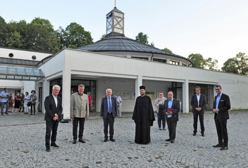 Ein Guckloch In Der Mauer Pro Oriente Sektion Linz Besucht Serbisch Orthodoxe Und Katholische Pfarrgemeinde In Gmunden