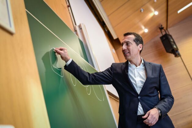 Bundeskanzler Zum Anfassen Kern In Der Fh Hagenberg