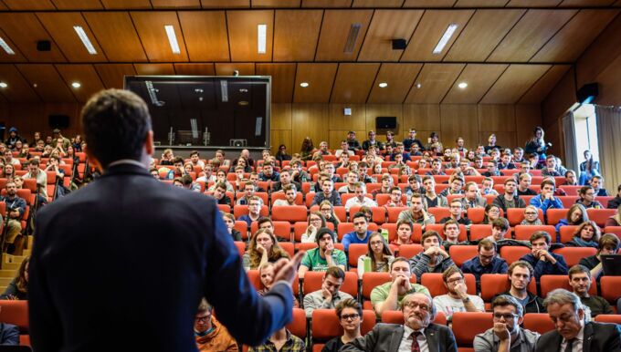 Bundeskanzler Zum Anfassen Kern In Der Fh Hagenberg