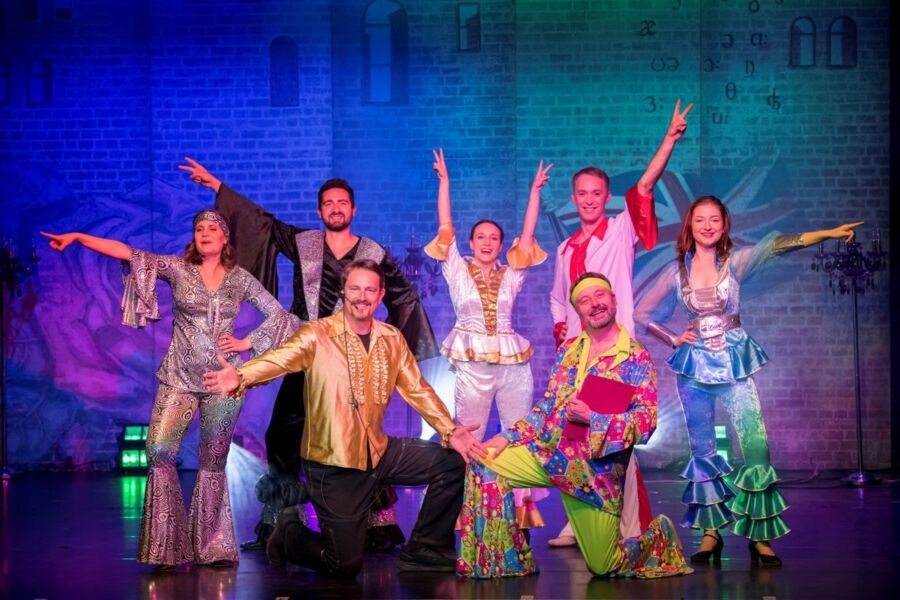 THE SHOW MUST GO ON AM  BROADWAY IST DIE HÖLLE LOS