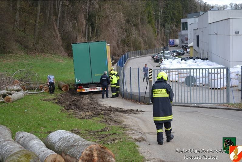 Navi Lotste Lastkraftwagenfahrer Auf Radweg In Kremsmunster