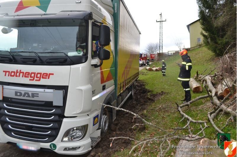 Navi Lotste Lastkraftwagenfahrer Auf Radweg In Kremsmunster
