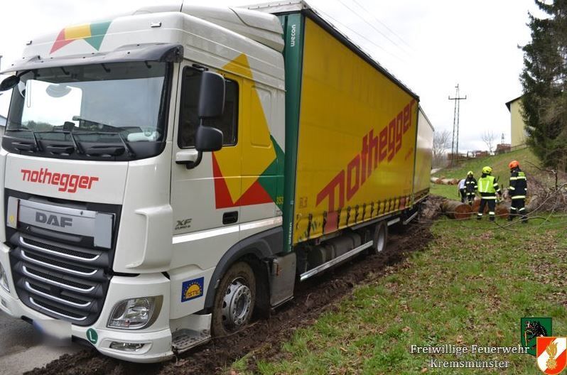 Navi Lotste Lastkraftwagenfahrer Auf Radweg In Kremsmunster