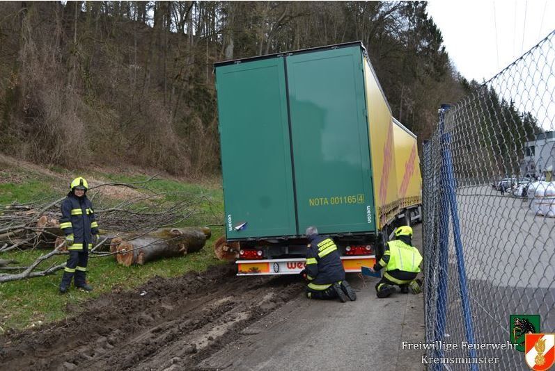 Navi Lotste Lastkraftwagenfahrer Auf Radweg In Kremsmunster