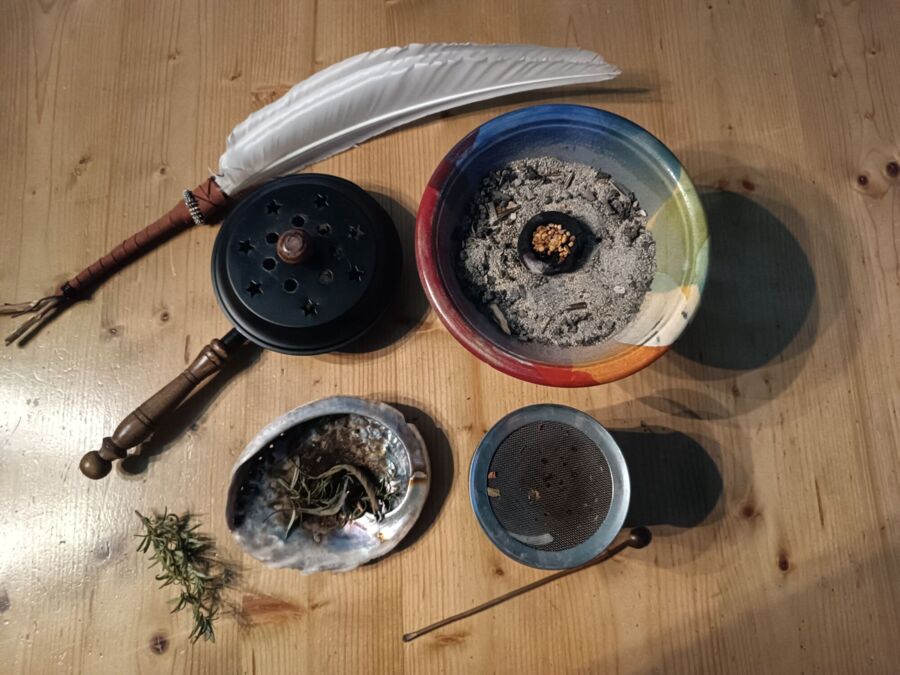 Die alte Kunst des Räucherns im Rhythmus der Jahreszeiten